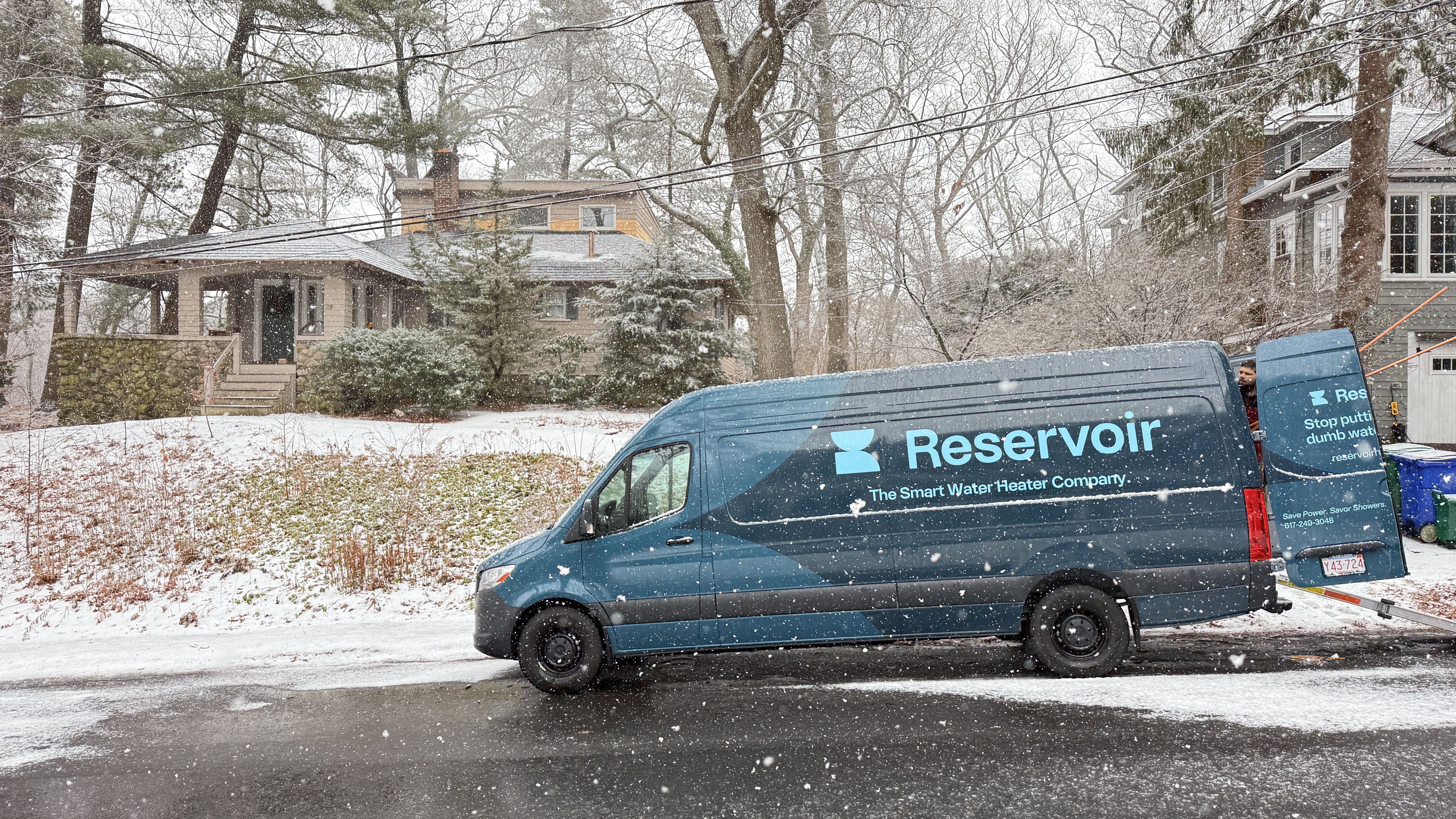Reservoir is a smart water heater that saves you energy and money. It manages four heating elements, including an ultra-efficient heat pump, to heat water when electricity is cheaper and cleaner. Think of it as a thermal “battery” for your home.