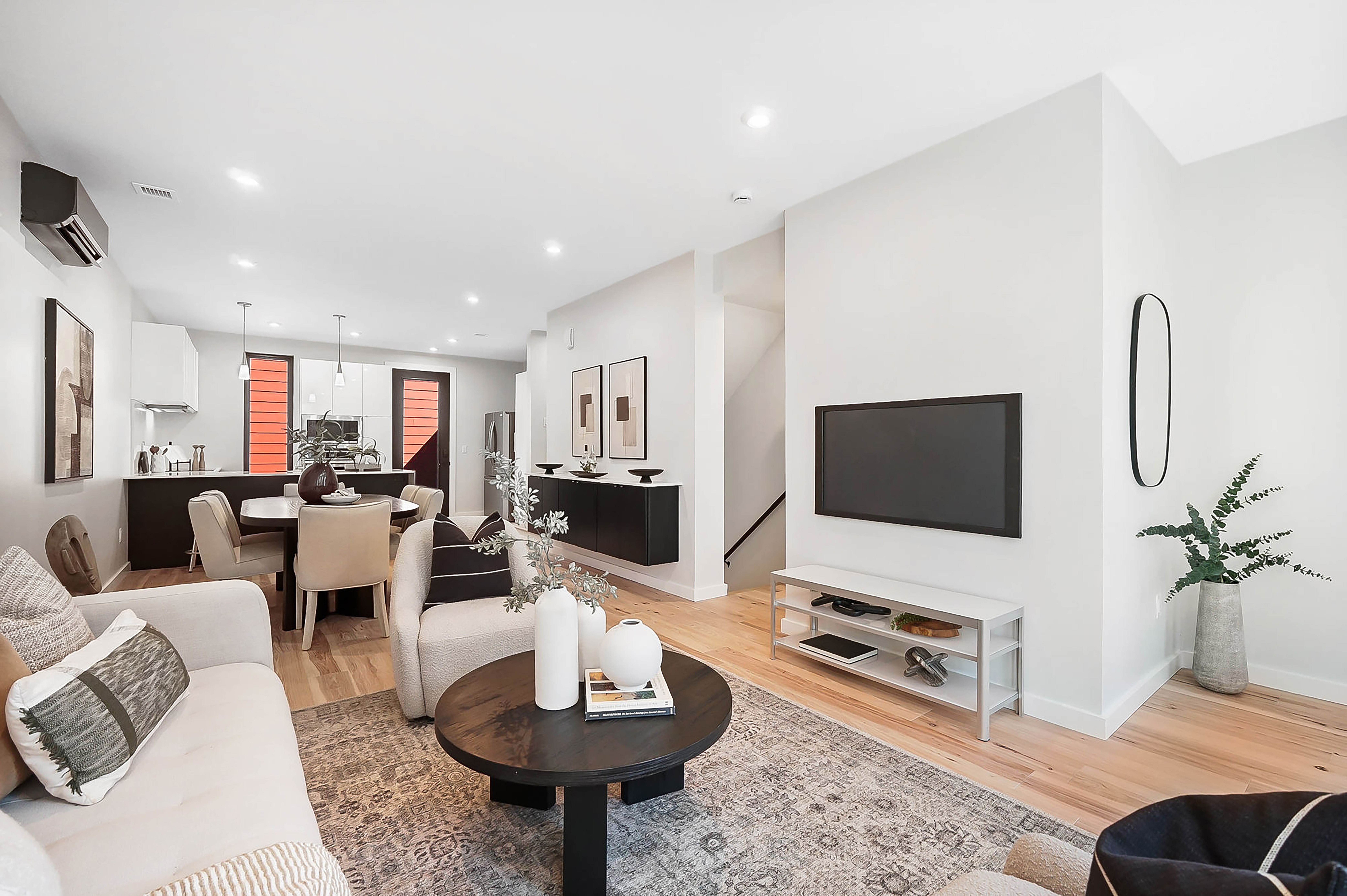 The open plan of the middle floor.